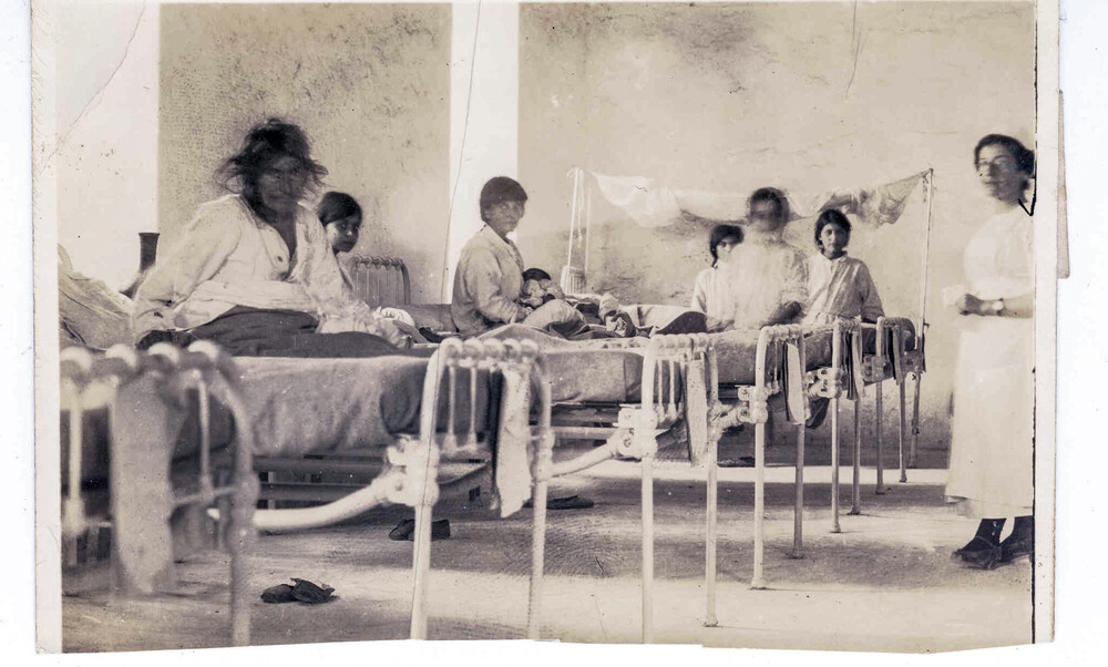 Women and children fill a hospital ward. Aleppo, 1919–1920.