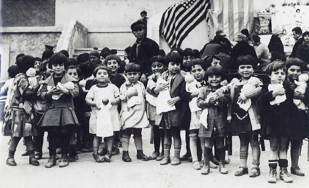 The distribution of the St. Louis dolls, Syra, 8 March 1928