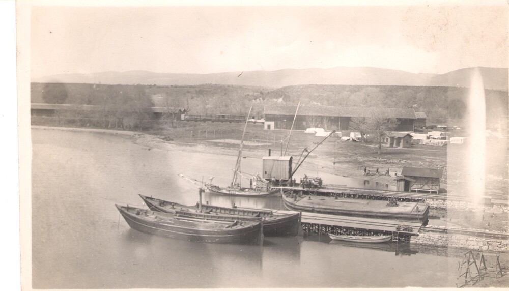 Lighters unload at the relief supply base. Derindje, 1921–22.