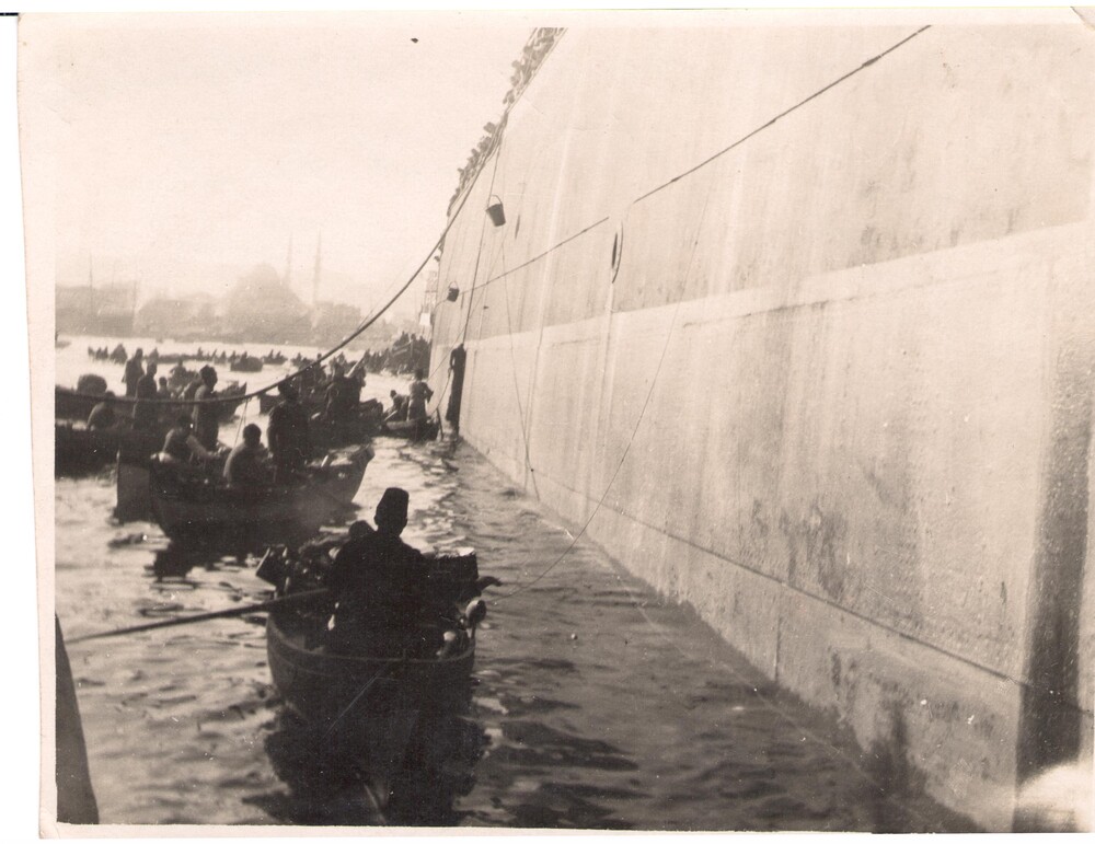 Boats load 5,500 refugees onto the transport. Stamboul, 1923.