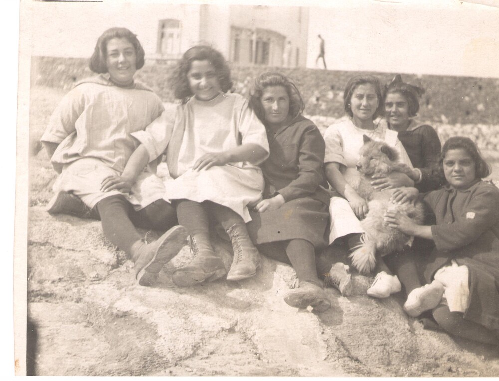 Six of his own girls meet him again. Edipsos, c. 1923.